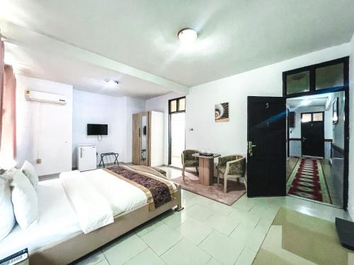 ein Schlafzimmer mit einem Bett und ein Zimmer mit einem Schreibtisch in der Unterkunft Hill View Hotel McCarthy Hills in Botianaw