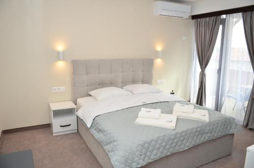A bed or beds in a room at Bóris House