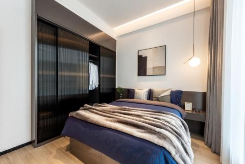 Postel nebo postele na pokoji v ubytování base-Beijing Sanlitun Serviced Apartment-Close to Forbidden City, Tian'anmen Square &Bike rental &Subway Line 2&3&17 &Free coffee &Washing machine, Kitchen &English speaking &High speed free WiFi &Robot
