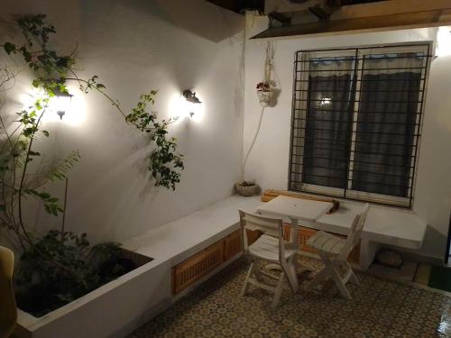 een tafel en stoelen in een kamer met een raam bij SidiBou House in Sidi Bou Saïd