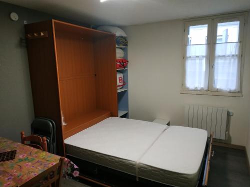 コトレにあるAppartement Iberia 19の小さなベッドルーム(ベッド1台、キャビネット付)