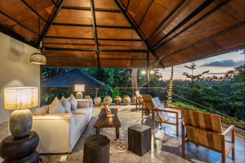 Hidden Gem Suites Ubudにあるシーティングエリア