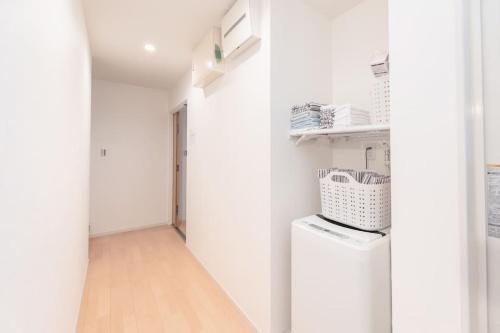 lavadero blanco con lavadora y secadora en 合綠の宿 202, en Osaka