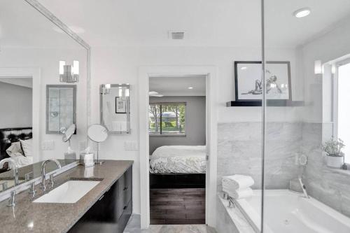 Bilik mandi di Hollywood Villa close to the BEACH w/HEATED POOL