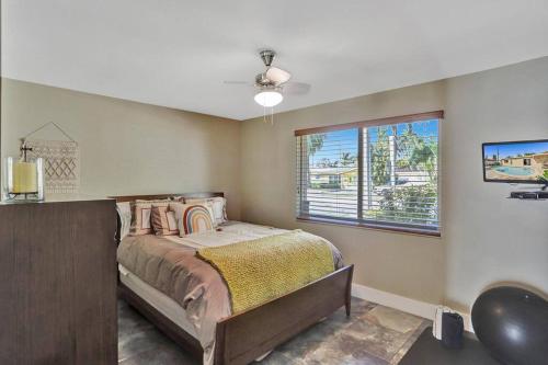 Katil atau katil-katil dalam bilik di Hollywood Villa close to the BEACH w/HEATED POOL