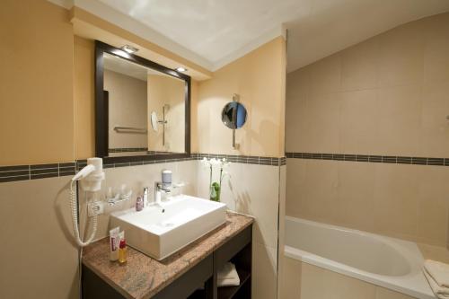 a bathroom with a sink, toilet and bathtub at Hotel Bierwirt in Innsbruck