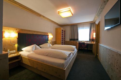 En eller flere senge i et værelse på Hotel Bierwirt