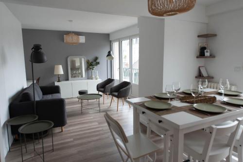 une cuisine et un salon avec une table et des chaises dans l'établissement Appartement LE JULES FAVRE, à Tours