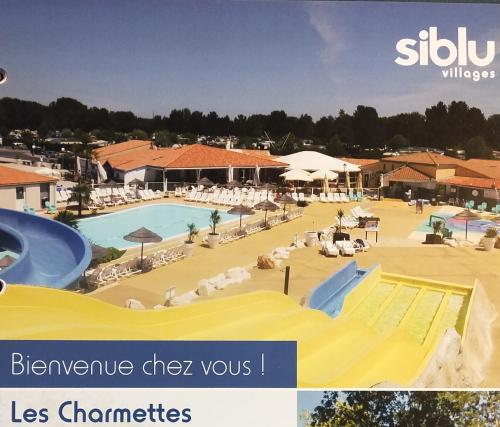 un collage d'une photo d'une piscine dans l'établissement Camping Siblu les Charmettes, aux Mathes
