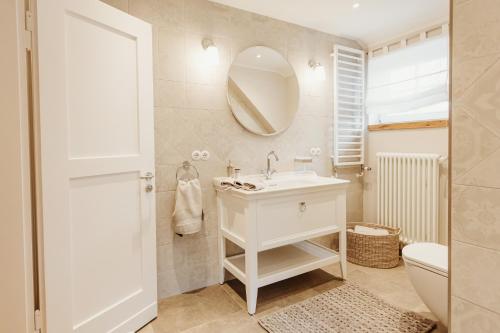 een badkamer met een wastafel en een spiegel bij Waldchalet Am Steinberg in Wernigerode