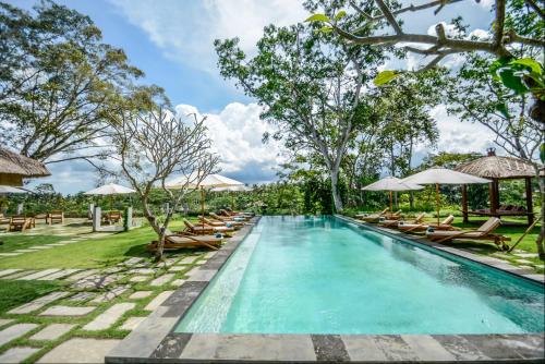 Hidden Gem Suites Ubudの敷地内または近くにあるプール