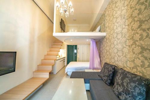 a room with a staircase with a bed and a couch at 暖暖窩溫泉湯旅 in Yü-shih-ts'un
