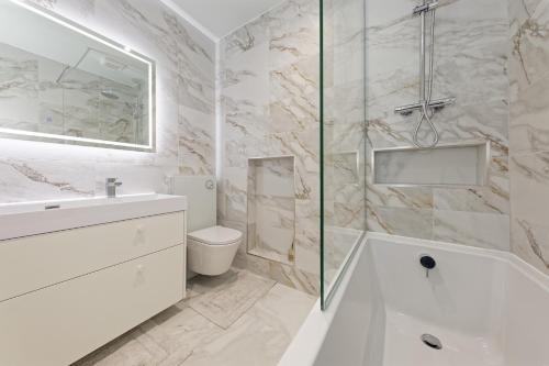 een badkamer met een bad, een wastafel en een toilet bij The Eagles in Ramsgate