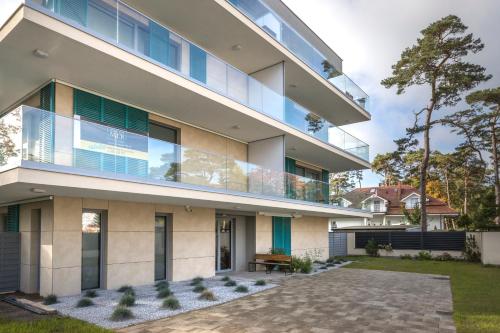 Elle offre une vue sur l'extérieur d'une maison dotée d'un balcon. dans l'établissement Apartamenty Par La Mer, à Niechorze