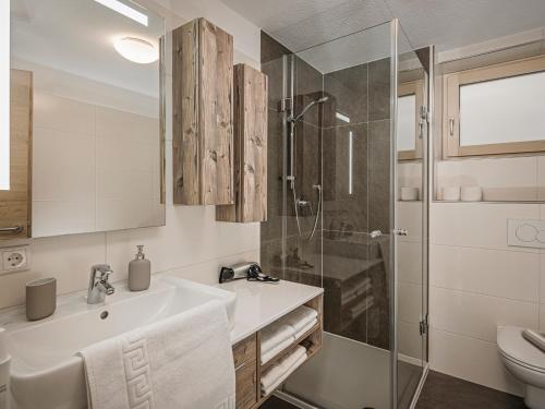 y baño con lavabo y ducha. en Appartement Christoph, en Ried im Zillertal