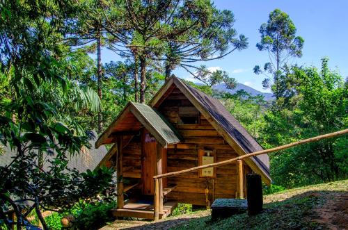 a small wooden cabin with a pitched roof at Pousada Rancho Das Framboesas in Visconde De Maua