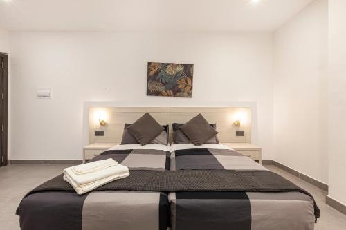 una camera da letto con un grande letto con due cuscini di Charming,Comfortable and Centrally located Group Accomodation a Il-Gżira