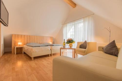 ein Wohnzimmer mit einem Bett und einem Sofa in der Unterkunft Ferienwohnung Seespitz in Herrsching am Ammersee