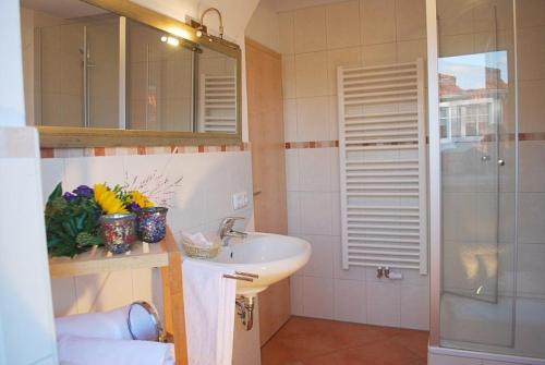 a bathroom with a sink and a shower at Ferienwohnung Seespitz in Herrsching am Ammersee