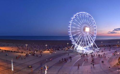 Une grande roue ferris avec une foule importante de personnes dans l'établissement mh 4 chambres au calme Bois Dormant, à Saint-Jean-de-Monts