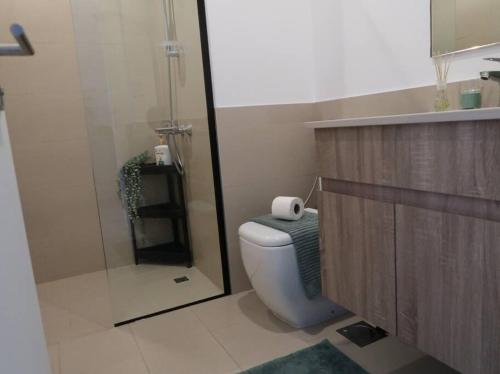 Koupelna v ubytování Lovely Studio Apartment in Dubai with many amenities
