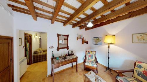 ein Wohnzimmer mit einem Tisch und einem Sofa in der Unterkunft Agroturisme Can Burguès in Santa Eulalia de Ronsaná