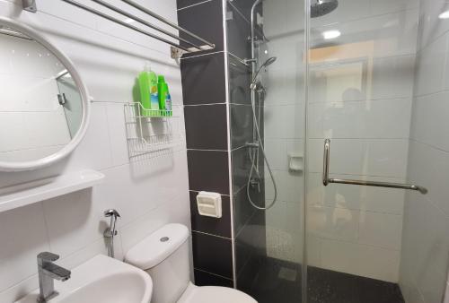 怡保的住宿－RnC 6，带淋浴、卫生间和盥洗盆的浴室