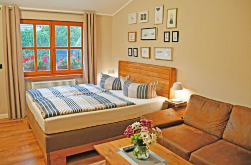 a bedroom with a bed and a couch at Ferienwohnung an der Granitz in Ostseebad Sellin