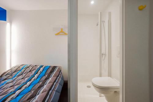 een witte badkamer met een toilet en een douche bij hotelF1 Colmar Parc des Expositions in Colmar