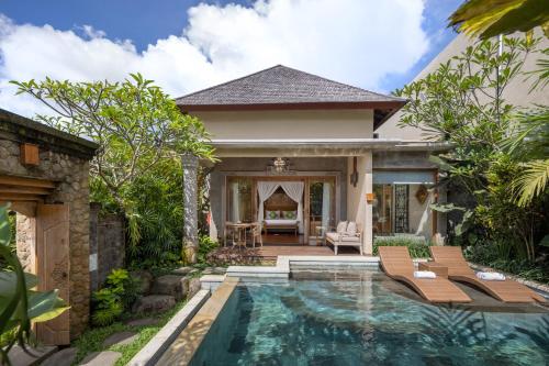 una piscina en el patio trasero de una villa en The Alena a Pramana Experience en Ubud