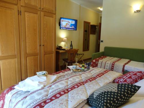 a hotel room with two beds and a tv at Grand Hotel Principe in Limone Piemonte