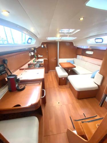 - une vue sur l'intérieur d'un bateau dans l'établissement Expérience à bord à La Rochelle sur un voilier Océanis 40, à La Rochelle