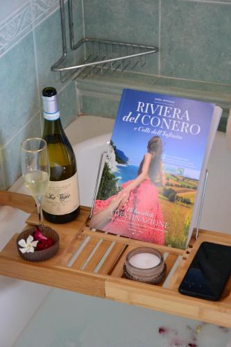 una tabla de cortar con un libro y una botella de vino en Agriturismo La Casa in Collina 