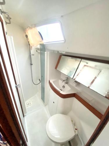 une petite salle de bain avec toilettes et lavabo dans l'établissement Expérience à bord à La Rochelle sur un voilier Océanis 40, à La Rochelle