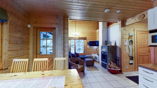 uma cozinha e sala de estar num chalé de madeira em Himos Huili 2 em Jämsä