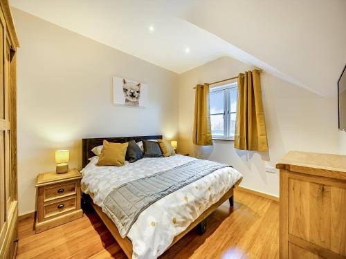 Schlafzimmer mit einem Bett und einem Fenster in der Unterkunft Daisy Cottage - Uk38683 in Oxhill