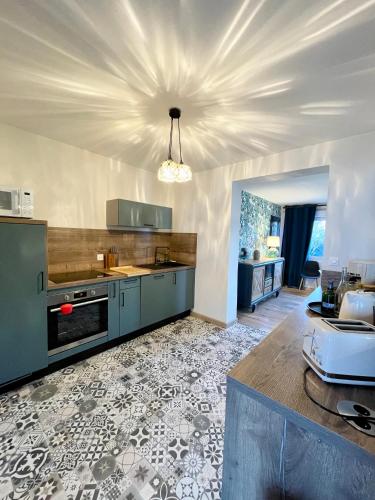 une cuisine avec une cuisinière et un comptoir dans l'établissement Maison cosy proche du port et des commerces, à Camaret-sur-Mer