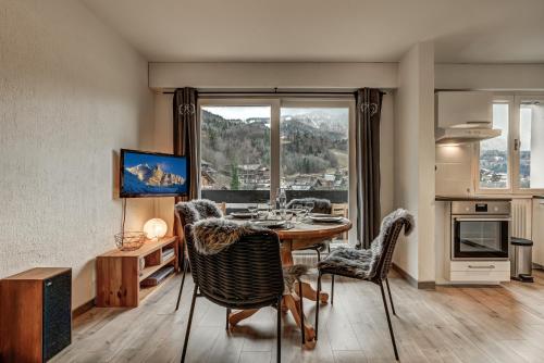 a kitchen and dining room with a table and chairs at Appartement Halny in Les Houches