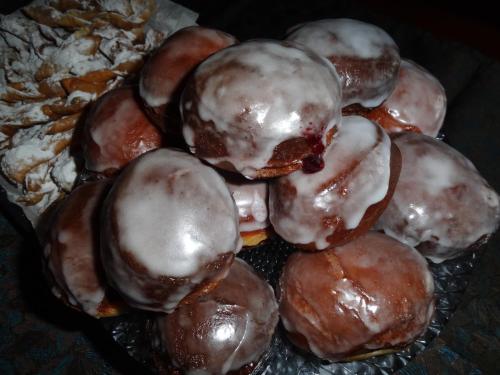 a pile of chocolate donuts with white frosting at DOM GOŚCINNY PTASZARNIA - NATURA-Free PARKING in Świnoujście
