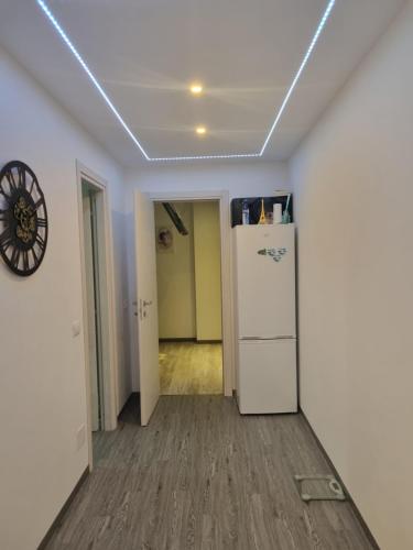 una stanza vuota con frigorifero e corridoio di Appartamento Diana ad Aosta