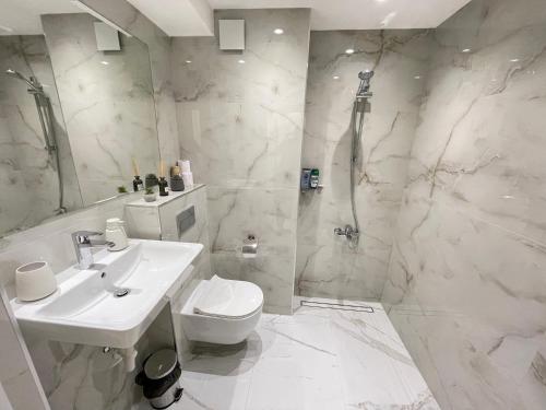 y baño con aseo, lavabo y ducha. en Luxury Central Apartment Verila, en Sofía