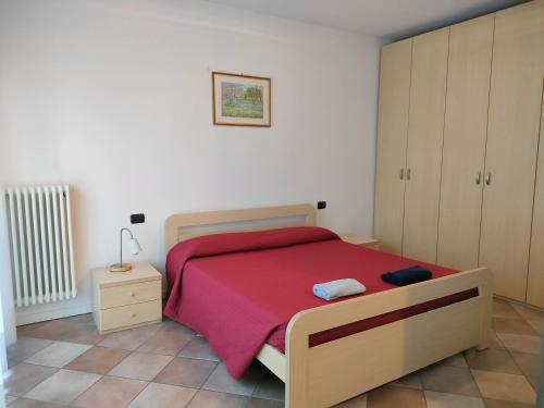 ein Schlafzimmer mit einem großen Bett mit einer roten Decke in der Unterkunft La casa di Giovanni in Como