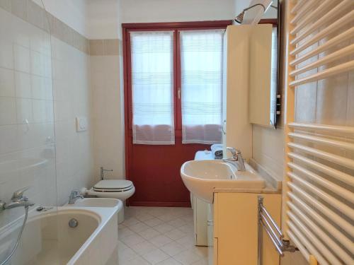 ein Badezimmer mit einem WC, einem Waschbecken und einer Badewanne in der Unterkunft La casa di Giovanni in Como