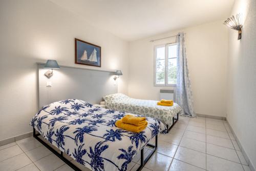 普朗德拉圖爾的住宿－Superbe Appartement avec Piscine，一间卧室设有两张床和窗户。
