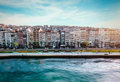 una città con un bacino idrico e edifici di Mira Hotel Küçükyalı a Smirne