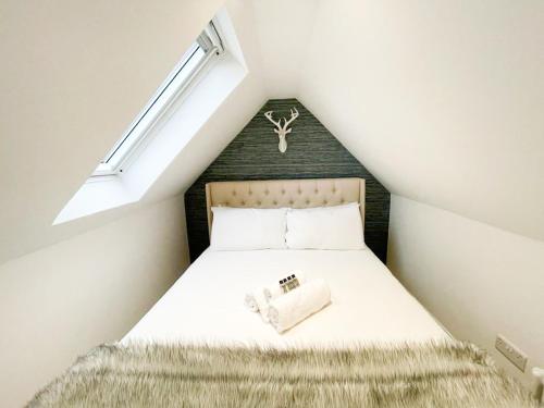 Ένα ή περισσότερα κρεβάτια σε δωμάτιο στο Stunning Loft Apartment South Queensferry High St Bridge Views!
