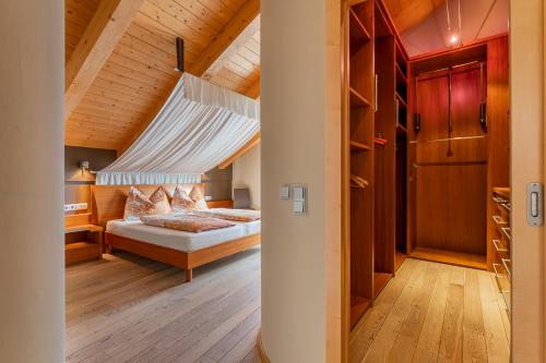 een slaapkamer met een hemelbed bij Ski Dome Apartments & Heaven Holiday Chalet in Kaprun