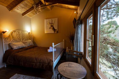 Una cama o camas en una habitación de La Moara Boutique Hotel