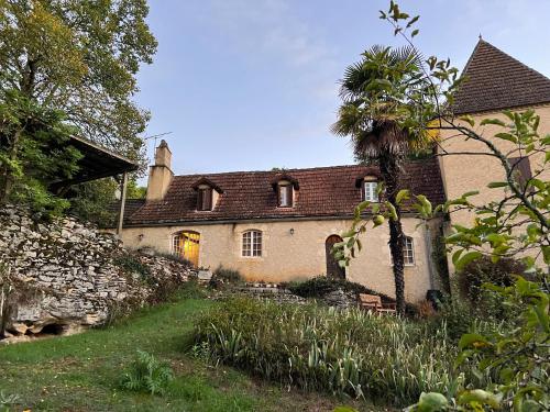 Colourful country house with large garden, very large pool and forest