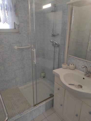 une salle de bain avec douche et lavabo dans l'établissement MAISON VALRAS PLAGE, à Valras-Plage